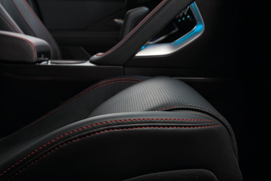 Детали интерьера Jaguar E-Pace R-Dynamic First Edition 2017 года  (WW) (фото 37 из 49)